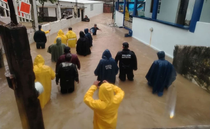 El Ejército, la Marina y la Policía Estatal desplegaron operativos de auxilio en Veracruz mediante los planes DN-III-E, Marina y Tajín.