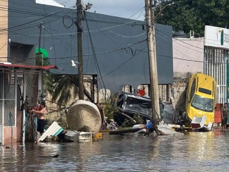 El frente frío número 2 dejó 10 personas muertas en el sur de Veracruz, cuatro por el derrumbe de una barda y seis por intoxicación.