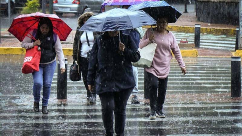 El frente frío y la onda tropical 23 provocarán lluvias en gran parte de México este sábado