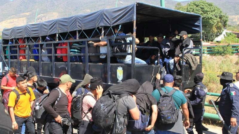 Rescate masivo en Xalapa: migrantes viajaban ocultos en tráiler asegurado por robo