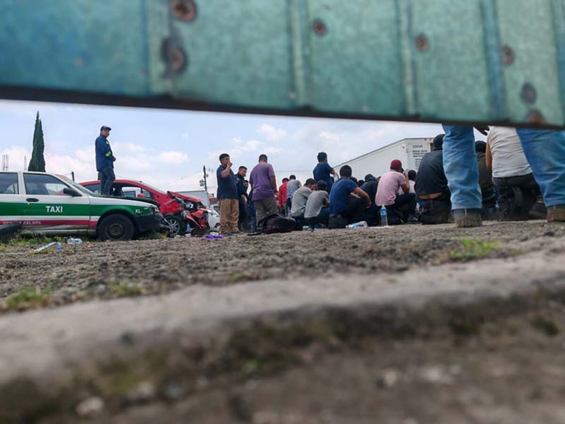 Rescate masivo en Xalapa: migrantes viajaban ocultos en tráiler asegurado por robo