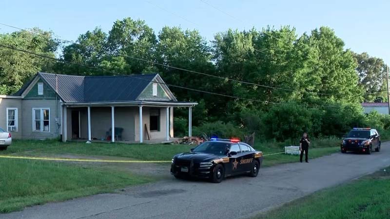 Rescatan a 16 niños en Ohio que vivían entre excrementos; detienen a padres y abuelos