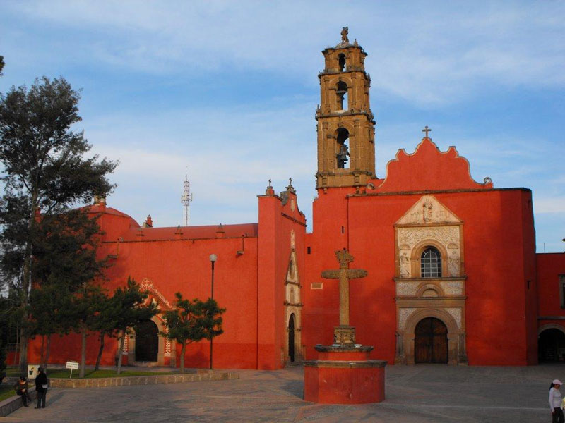 La Parroquia de San Mateo Apóstol destaca en el Centro Histórico de Huichapan por su arquitectura y valor histórico.