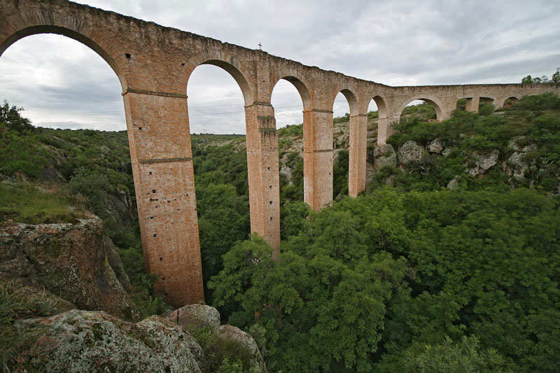 El Acueducto de El Saucillo mide 155 metros de largo y 44 de alto.