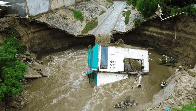Las inundaciones en Acapulco dejaron viviendas afectadas, vehículos arrastrados y daños en comercios.