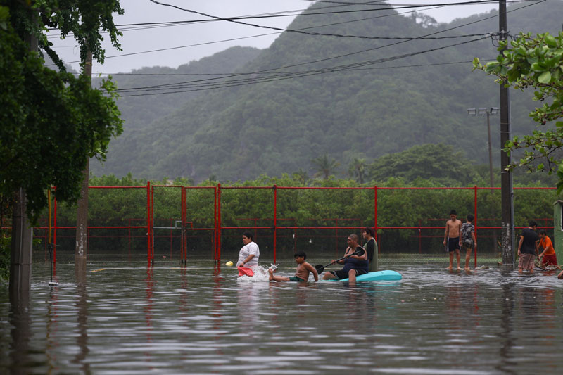 El huracán Simón dejó un muerto en Guerrero, inundaciones y daños en varios estados del Pacífico mexicano.