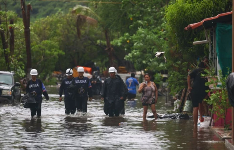 Militares realizan labores preventivas en Michoacán ante las lluvias del huracán Simón.