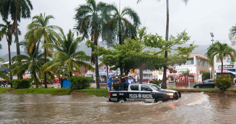 Protección Civil pidió atender las alertas y evacuaciones ante los riesgos del huracán Simón.