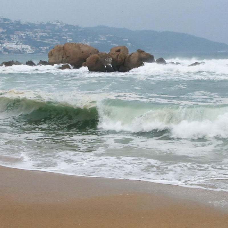 El huracán Vance provocará oleaje de hasta tres metros en las costas de Guerrero y Oaxaca, por lo que autoridades recomiendan extremar precauciones.