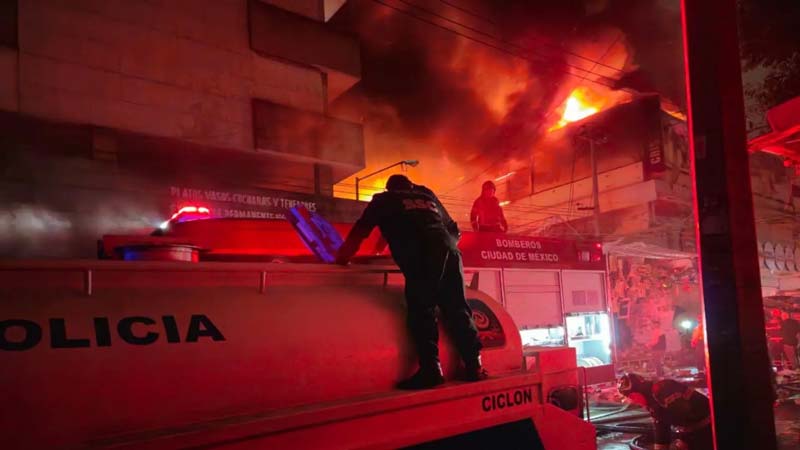 Voraz incendio frente al Mercado de Sonora en CDMX se extiende a edificio; reportan saldo blanco