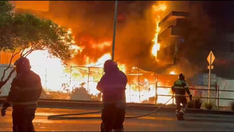 Voraz incendio frente al Mercado de Sonora en CDMX se extiende a edificio; reportan saldo blanco