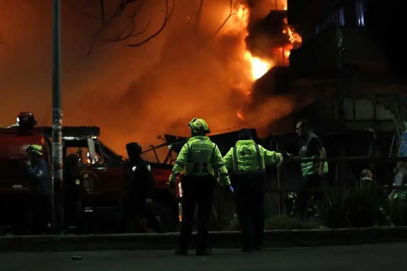 Voraz incendio frente al Mercado de Sonora en CDMX se extiende a edificio; reportan saldo blanco