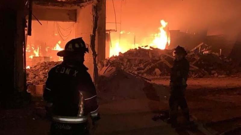 Voraz incendio frente al Mercado de Sonora en CDMX se extiende a edificio; reportan saldo blanco