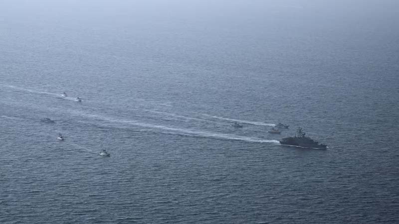 Irán amenaza con quemar barcos que crucen el estrecho de Ormuz