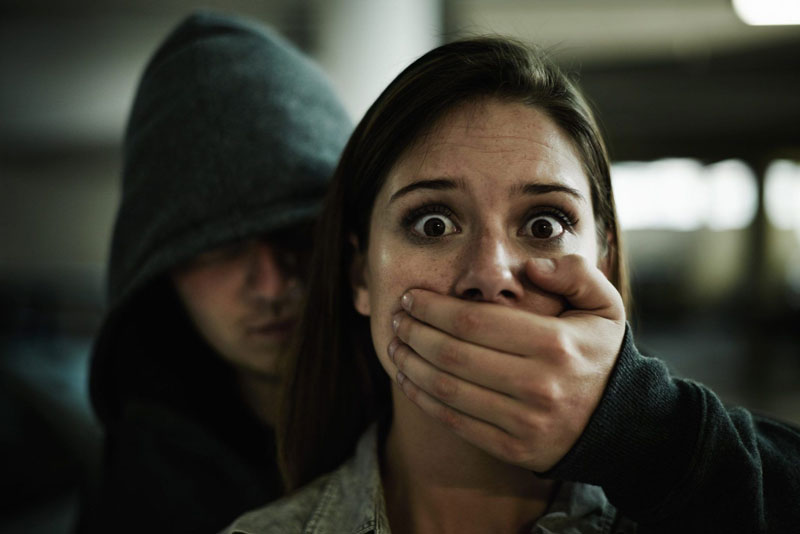 El síndrome de Estocolmo describe una reacción psicológica en la que una víctima de secuestro, abuso o control desarrolla sentimientos positivos hacia la persona que la amenaza.