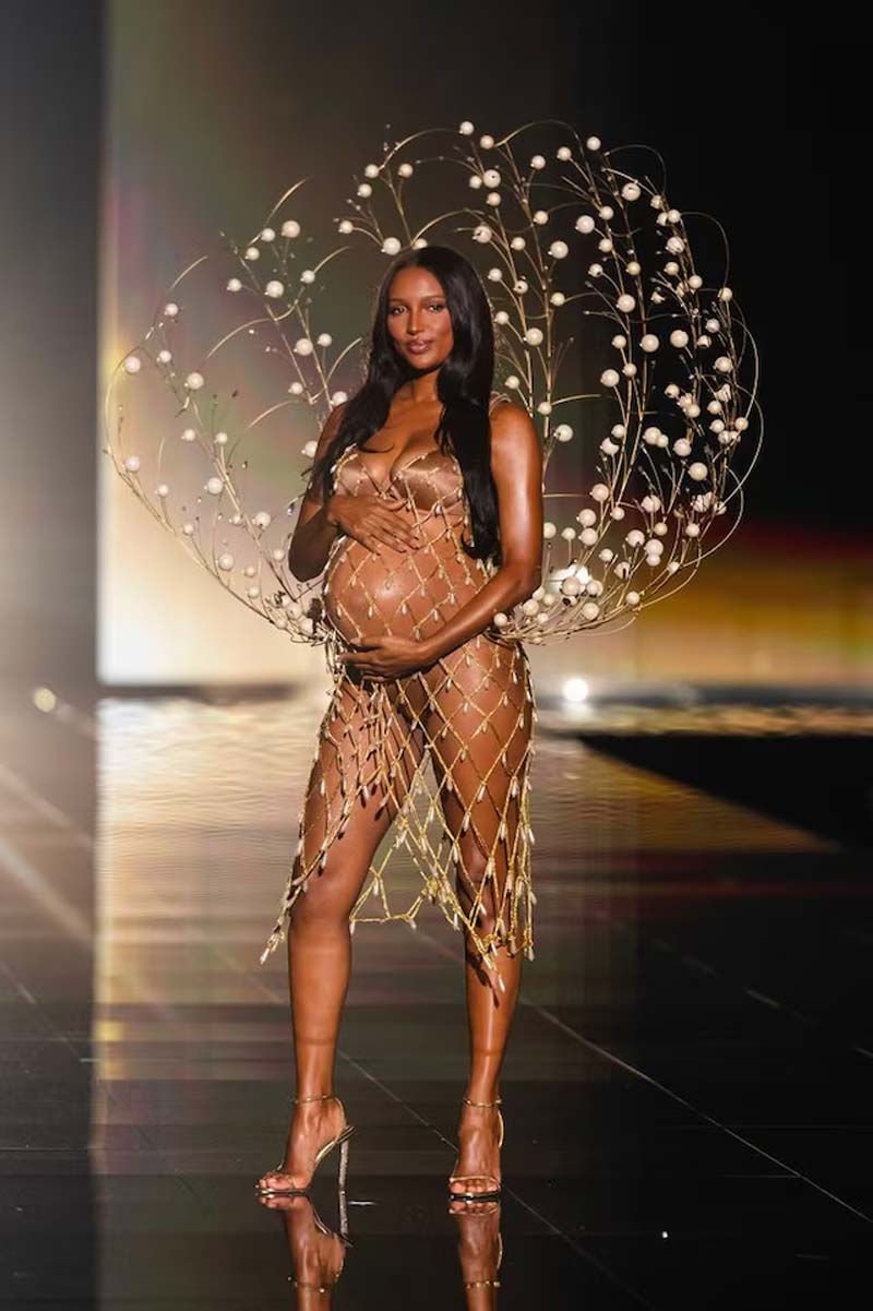 Con ritmo latino, Karol G conquista la pasarela del Victoria’s Secret Fashion Show 2025