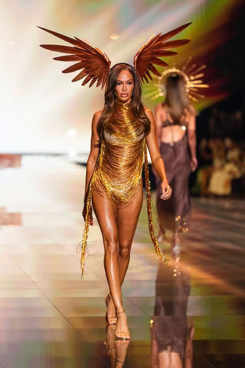 Con ritmo latino, Karol G conquista la pasarela del Victoria’s Secret Fashion Show 2025