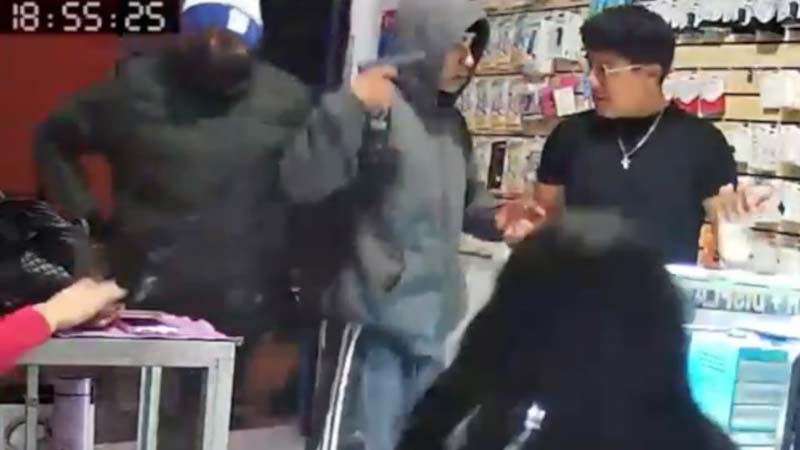 Delincuentes utilizan cascos y pasamontañas para ocultar su identidad durante robos a comercios en Monterrey