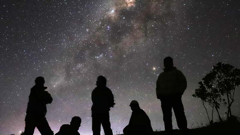 Un sitio abierto o una azotea con vista despejada al horizonte será suficiente para observar la Luna.