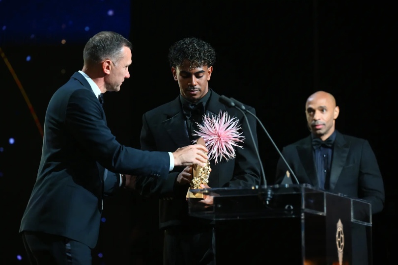 El futbolista catalán sumó su tercer trofeo al mejor futbolista juvenil