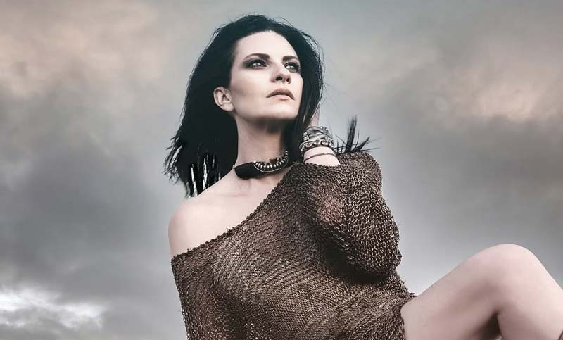 Laura Pausini presenta la nueva versión del éxito “Mi historia entre tus dedos”