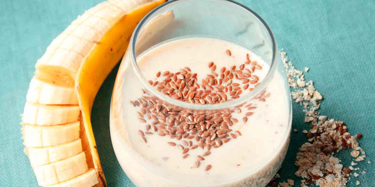 Conoce los beneficios del licuado de plátano con avena y chía, una bebida rica en potasio, omega 3 y fibra que mejora la energía, digestión y salud cardiovascular