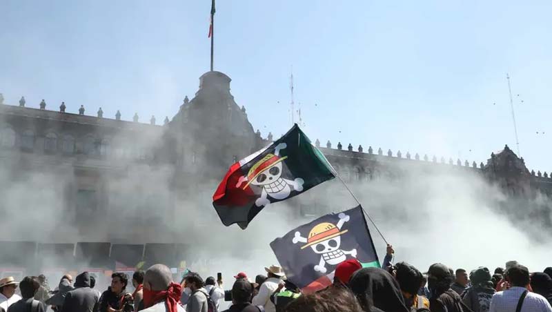 Derriban vallas de Palacio Nacional tras marcha contra violencia de la Generación Z