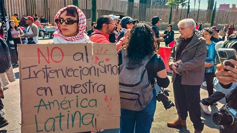 Frente a la embajada de Estados Unidos, ciudadanos repudian detención de Maduro