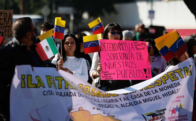 Frente a la embajada de Estados Unidos, ciudadanos repudian detención de Maduro