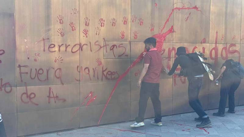 Frente a la embajada de Estados Unidos, ciudadanos repudian detención de Maduro