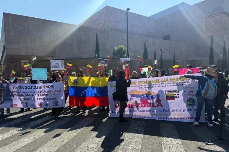 Frente a la embajada de Estados Unidos, ciudadanos repudian detención de Maduro