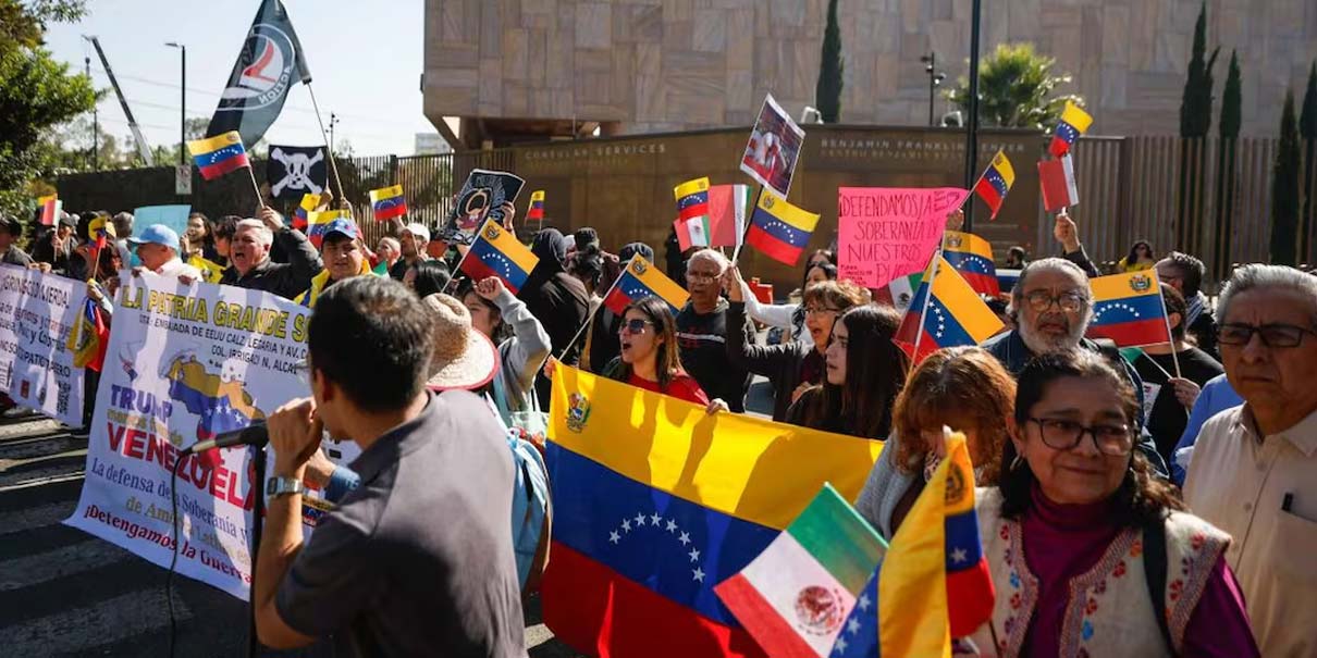 Frente a la embajada de Estados Unidos, ciudadanos repudian detención de Maduro