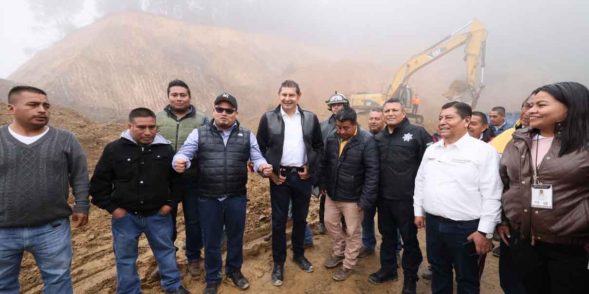 Maquinaria reabrió carretera en la región de Eloxochitlán; Armenta recorrió zona