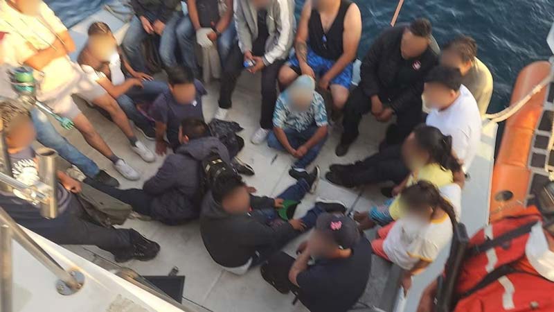Parte de los migrantes localizados en las embarcaciones. 