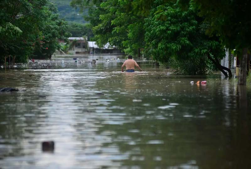 Lluvias dejan 66 fallecidos y 191 comunidades aisladas en cinco estados de México