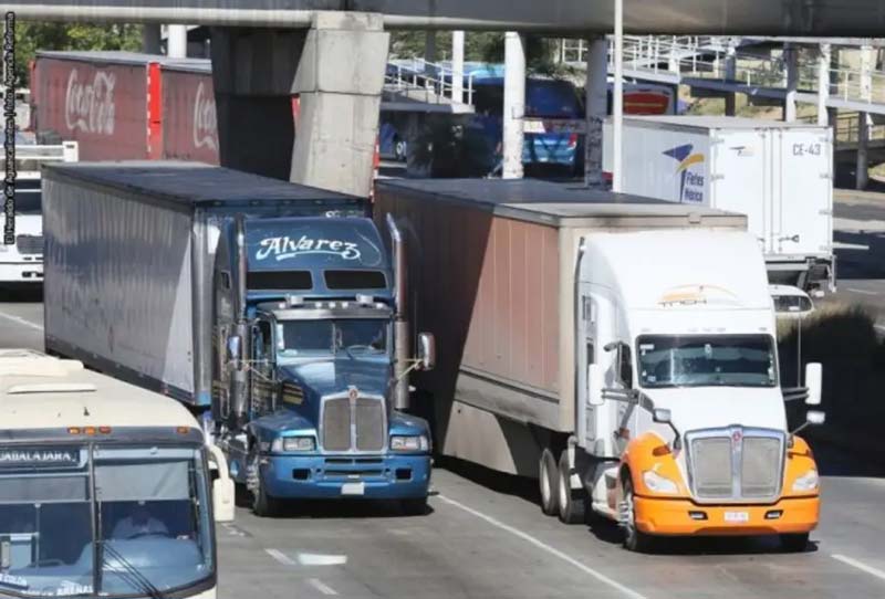 México registra 19 robos diarios en carreteras; transportistas denuncian 60