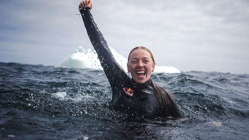 La clavadista canadiense Molly Carlson hizo historia al convertirse en la primera mujer en saltar desde un iceberg de aproximadamente 15 metros en las costas de Terranova, Canadá.