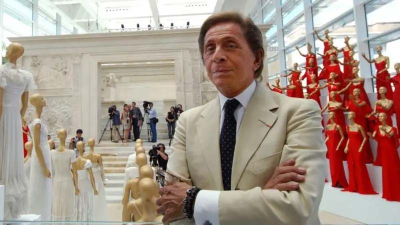Adiós a Valentino, el diseñador que convirtió el rojo en lenguaje universal del glamour