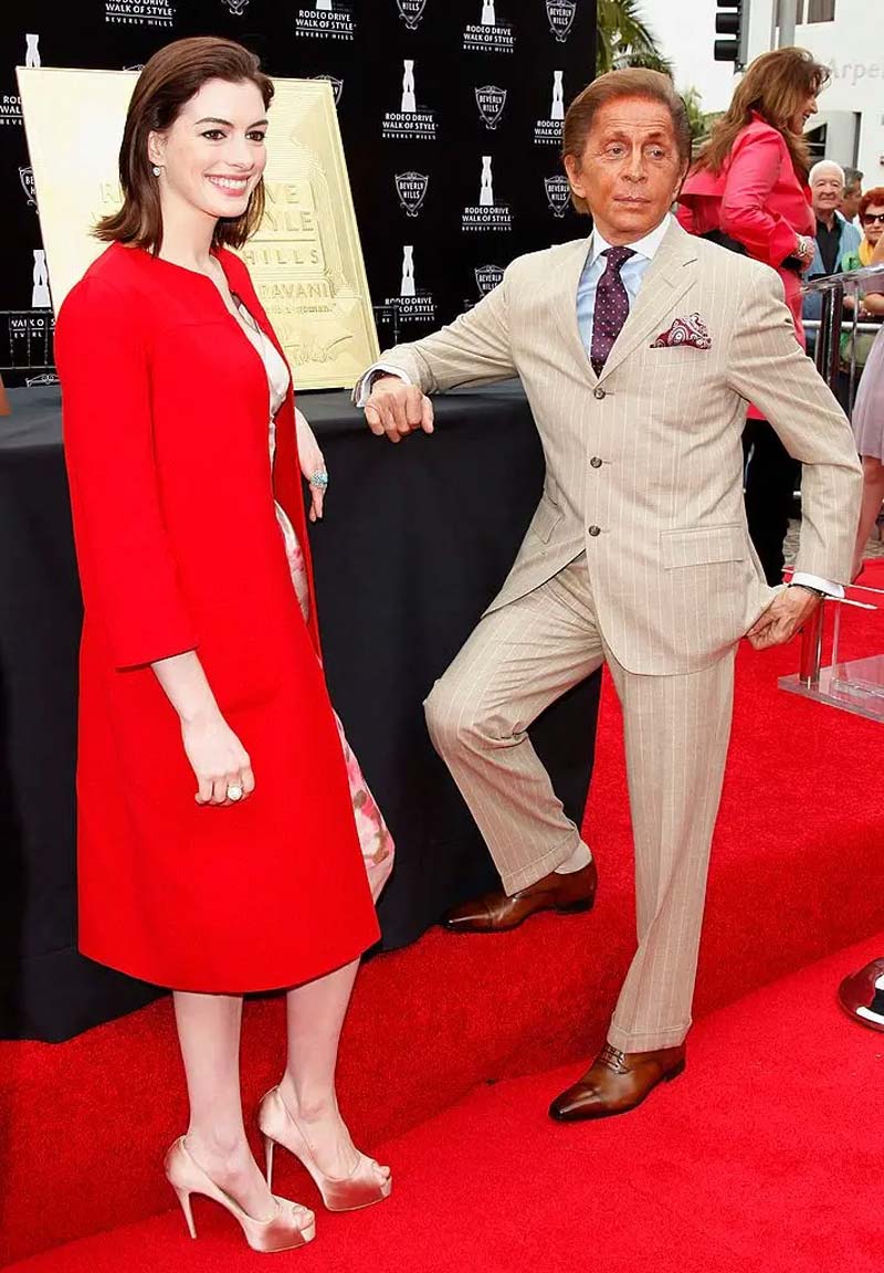 Adiós a Valentino, el diseñador que convirtió el rojo en lenguaje universal del glamour