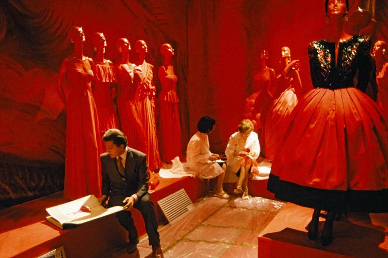 Adiós a Valentino, el diseñador que convirtió el rojo en lenguaje universal del glamour