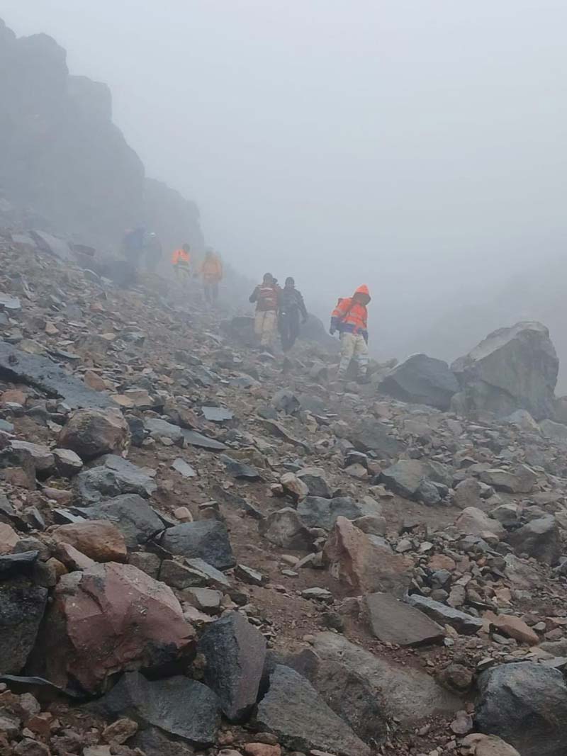 Rescatan con vida a 11 alpinistas guatemaltecos perdidos en el Pico de Orizaba