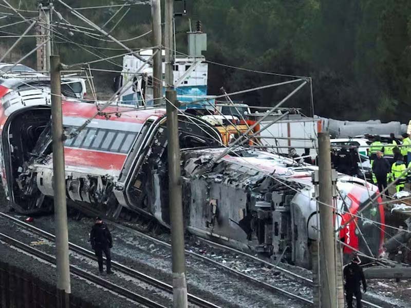 Tren choca con grúa en Murcia; tercer accidente ferroviario en una semana