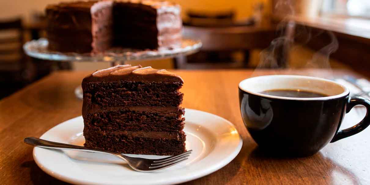 Pastel de chocolate con café