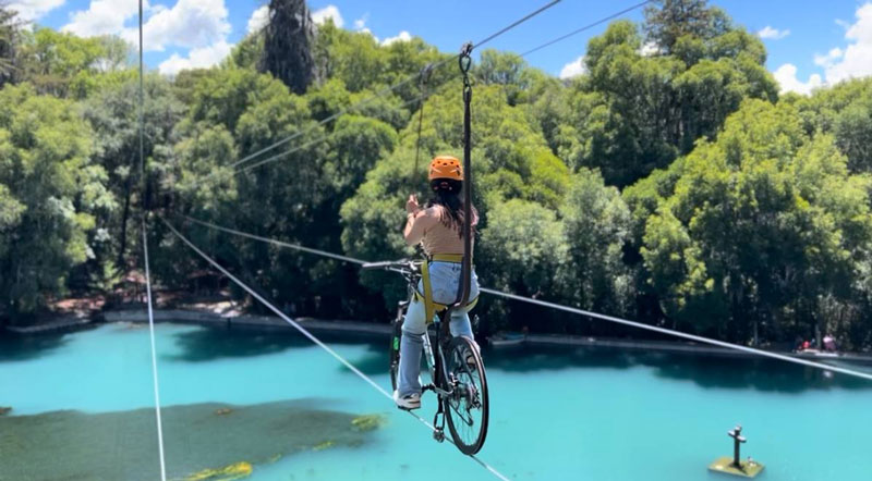 Peñas Cargadas ofrece senderismo, tirolesas, paseos a caballo, ciclismo de montaña y campismo en medio del bosque de Hidalgo.