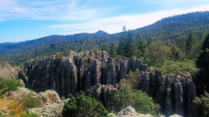 Las enormes columnas rocosas de Peñas Cargadas destacan por sus bloques de piedra que parecen estar en equilibrio.
