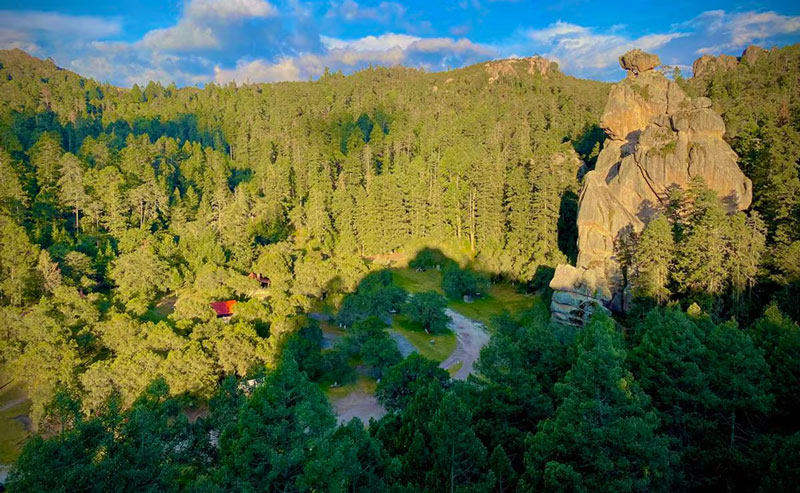 Las Peñas Cargadas, en Hidalgo, sorprenden por sus gigantescas formaciones rocosas que parecen desafiar la gravedad en medio del bosque.