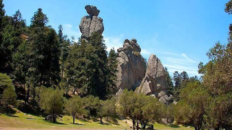 Las formaciones de Peñas Cargadas destacan por sus enormes bloques de roca sostenidos sobre columnas naturales.