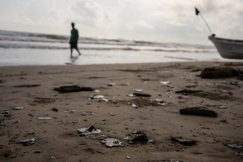 Pescadores denuncian inacción y versiones contradictorias tras desastre en el Golfo de México