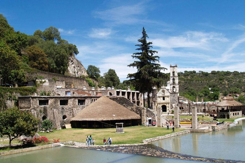 La Hacienda de Santa María Regla, en Huasca de Ocampo, Hidalgo, conserva muros de piedra, arcos coloniales y pasadizos que evocan su pasado minero.