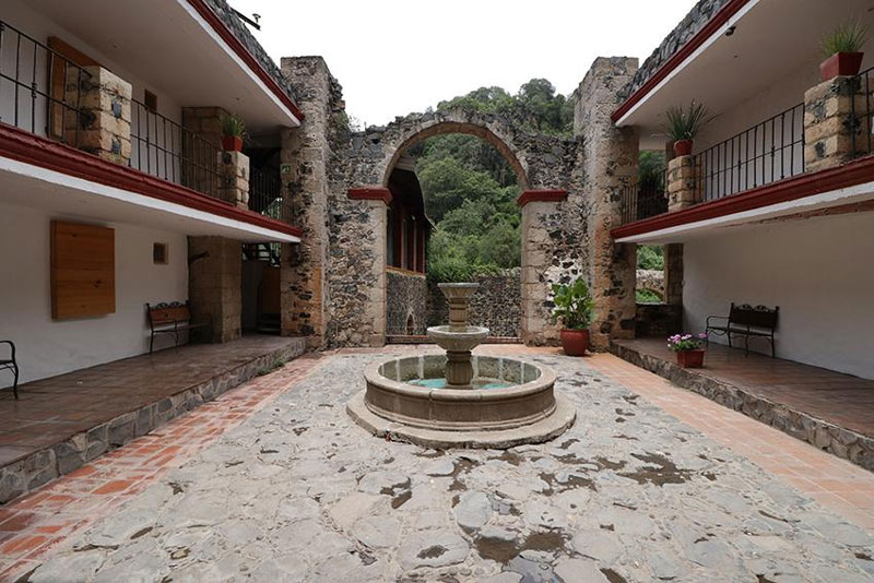 Las habitaciones de la Hacienda de Santa María Regla, en Hidalgo, conservan detalles de su arquitectura histórica y ofrecen una estancia con encanto colonial.